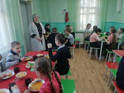 бесплатное горячее питание детей 1-4 классов.